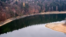 Vodní hladina na pehrad v Sei stále klesá.