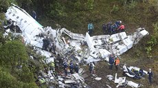 Trosky zíceného letadla v horách nedaleko letit v kolumbijském Medellínu....