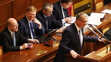 Bohuslav Sobotka a Pavel Bělobrádek sledují vystoupení Miroslava Kalouska při...
