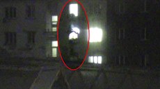 Strá�níci a hasi�i zachránili mu�e, který visel z okna ve �tvrtém pat�e