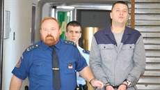 Justiní strá pivádí obalovaného kosovského Albánce Kujtima Gjikolliho. (22....