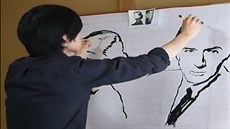 Japonec dokáe malovat dva rzné portréty najednou.