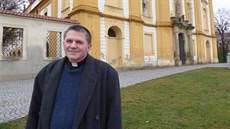 Páter Jan Kornek p�ed budovou barokního kostela v Dubu nad Moravou, kde p�sobí...