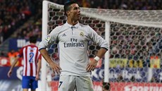 Cristiano Ronaldo potetí. Portugalský útoník z Realu Madrid v derby proti...