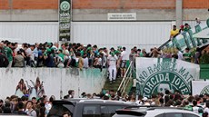 Fanouci Chapecoense se scházejí na stadionu, aby uctili památku hrá, kteí...