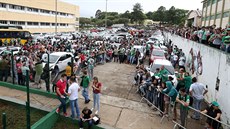 Fanouci Chapecoense se scházejí na stadionu, aby uctili památku hrá, kteí...