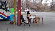 idii na autobusovém nádraí v Pardubicích si zídili provizorní místo k...