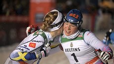 Vítzka prvního závodu Svtového poháru Stina Nilssonová (vlevo) se objímá s...