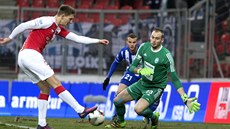 Jaromír Zmrhal (uprostedú dal na podzim u tyi góly. Ten proti Boleslavi znamenal vítzství. Takhle se radoval v derby na Spart.