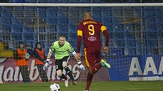 Zlínský branká Stanislav Dostál se snaí vychytat Jeana Davidea Beaguela z...