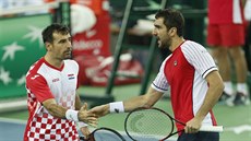 Ivan Dodig s Marinem Čiličem si plácají během čtyřhry ve finále Davis Cupu...