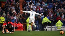 Cristiano Ronaldo slaví gól do sít Sportingu Gijon.