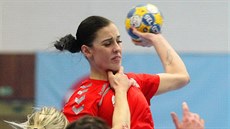 Veronika Galušková se snaží zakončit v zápase proti Norsku.
