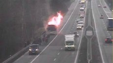 Poár autobusu uzavel dálnici D1 ve smru na Prahu (22.11.2016).