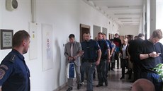 Eskorta vede k soudu Petra �., který je ob�alovaný ze st�elby na podnikatele...