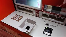 Bankomat s biometrickým zabezpeením nám pedstavila Ana Vazquez Rodriguez ze panlského vývojového centra Fujitsu, kde jsou bankomaty vyvíjeny.