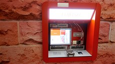 Bankomat s biometrickým zabezpeením nám pedstavila Ana Vazquez Rodriguez ze panlského vývojového centra Fujitsu, kde jsou bankomaty vyvíjeny.