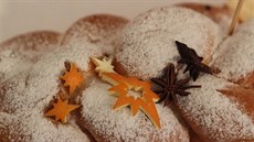 Nejobvyklejším tradičním vánočním pokrmem je vánočka. Toto pečivo z kynutého těsta se běžně peče i dnes.