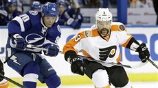 Vladislav Namestnikov z Tampy a Radko Gudas z Philadelphie (vpravo) se ítí za...