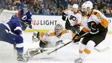 Ond�ej Palát z Tampy se pokou�í zpoza branky p�ekvapit gólmana Philadelphie...