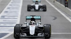 Lewis Hamilton a za ním Nico Rosberg p�i tréninku na Velkou cenu Abú Zabí.