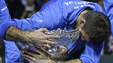 KONEČNĚ JSI MŮJ. Juan Martín del Potro objímá slavnou trofej po vítězství...