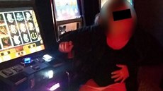 �ena noc trávila v hern� u automat� a alkoholu.