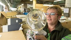 Výroba karaf pro americké aerolinky Delta Air Lines ve sklárnách v Kv�tné.