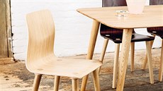Židle Malmö, 2012, tvarovaná překližka a masivní dřevo. Design: Michal Riabič