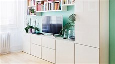 Televizní stna z kolekce Besta IKEA pohledov ladí s nábytkem v kuchyni....