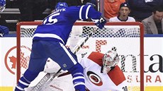 James van Riemsdyk z Toronta v anci ped brankáem Camem Wardem z Caroliny.