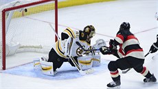 Ottawský Kyle Turris stílí na branku bostonského gólmana Tuuky Raska.