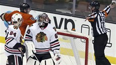 Ond�ej Ka�e (vlevo naho�e) z Ahaheimu sleduje, jak rozhod�í Kevin Pollock...