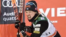 Finský bec na lyích  Iivo Niskanen  se raduje z vítzství v závod na 15 km...