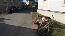 Ve zú�eném míst� ulice s potkal motorká� s osobním vozem, p�i snaze zabránit...