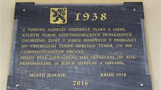 Pam�tní deska na vlakovém nádra�í v Jeseníku, která má p�ipomínat obyvatele...