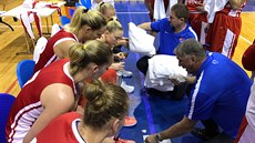 Trenér eských basketbalistek Ivan Bene pipravuje akci bhem pípravného...