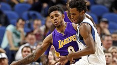 Nick Young (vlevo) z LA Lakers brání Andrewa Wigginse z Minnesoty.