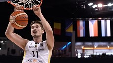 Tibor Pleiss v dresu nmecké reprezentace smeuje v utkání Eurobasketu.