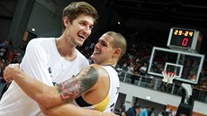 Tibor Pleiss (vlevo) a Maik Zirbes se radují z vít�zství n�meckého výb�ru nad...