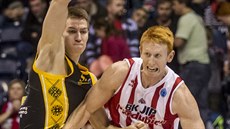 Jobi Wall (vpravo) z Pardubic v utkání s litevským �iauliai.