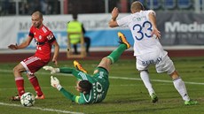 MLEL. MLEL. Dv nejvtí ance olomouckých fotbalist ve lágru s Baníkem Ostrava ml útoník Tomá Chorý (v erveném). V prvním pípad minul, ve druhém stílel z malého vápna píli slab. 