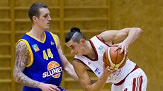 Jere Vuica (vpravo) ze Svitav se tlaí ped Ladislava Pecku z Ústí.