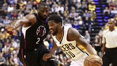 Aaron Brooks (00) z Indiany obchází Raymonda Feltona z LA Clippers.