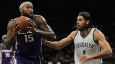 DeMarcus Cousins (vlevo) ze Sacramenta útoí pes Luise Scolu z Brooklynu.