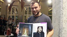 Tomá� Ujfalu�i se pochlubil svou fotografií v knize Ond�eje Pýchy.