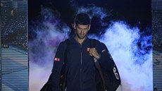 ENTRÉE. Novak Djokovi vstupuje do londýnské O2 areny ped finále na Turnaji...