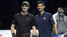 NE TO ZAALO. Andy Murray (vlevo) a Novak Djokovi ped finále na Turnaji...