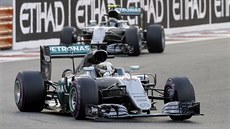 Lewis Hamilton (vpedu) a Nico Rosberg na Velké cen Abú Zabí.