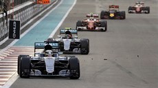 Lewis Hamilton (vpedu) a za ním Nico Rosberg bhem Velké ceny Abú Zabí.